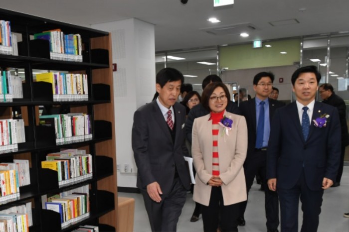 은수미 성남시장(가운데)이 1월 30일 개관한 성남시 서현도서관 시설을 둘러보고 있다.jpg
