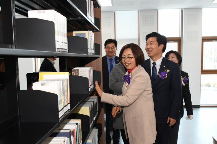 은수미 성남시장이 1월 30일 개관한 성남시 서현도서관 시설을 둘러보고 있다.jpg