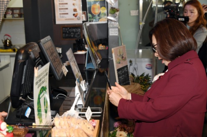 은수미 성남시장이 19일 한 커피숍에서 모바일 성남사랑상품권으로  음료를 구입하고 있다.JPG