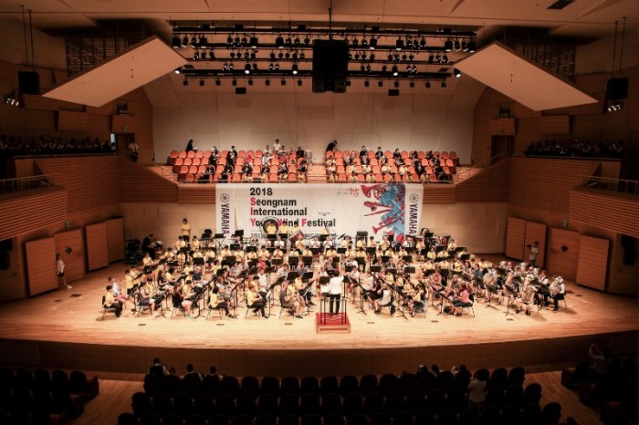 공보관실-지난해 8월 열린 ‘성남 국제 청소년 윈드 페스티벌’ 때 참가자 모두 함께 ‘위대한 성남’ 공연 중.jpg