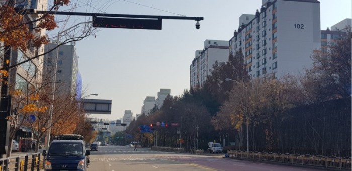 도시정보과-방범 기능이 추가된 불법주정차 단속용 CCTV가 야탑초교 앞 도로변에 설치돼 있다.jpg