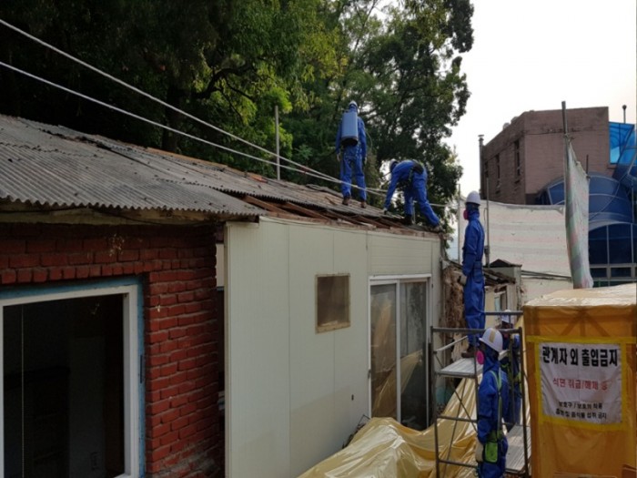 환경정책과-지난해 성남지역 노후 주택 슬레이트 지붕 철거 작업 중.jpg