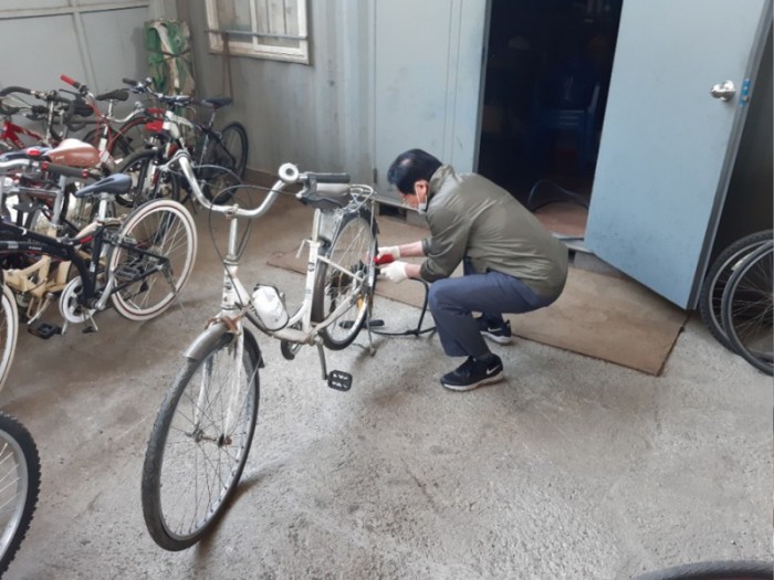 고용노동과-성남시 복정동 485-4 자전거 재생·재활용센터에서 근로 중인 지역공동체 일자리 참여자.jpg
