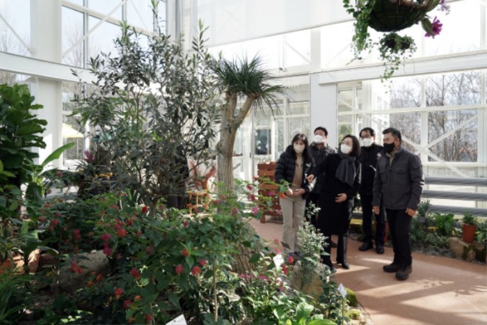 은수미 성남시장이 성남시식물원 내 ‘사계절 초록 온실’을 둘러보고 있다 (1).jpg